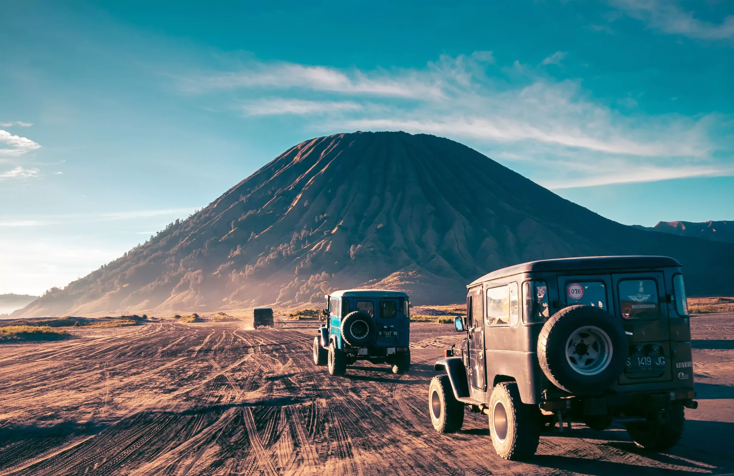 Volcan Bromo, volcan Ijen, Kelimutu, Agung, Batur et le volcan Rinjani. L'Indonésie offre une infinité d'ascensions de volcans possibles en circuit sur mesure avec l'agence de voyages MimpiGO.