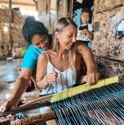 Confection artisanale de l'ikat à Lombok - Expérience proposée par l'agence de voyage francophone MimpiGO