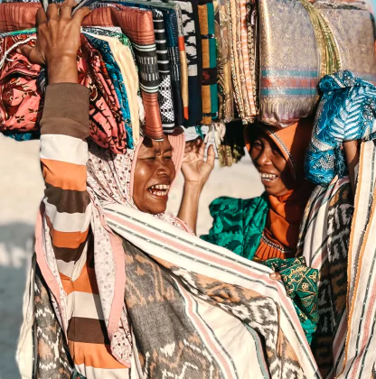 Vendeuses d'ikats sur une plage du sud Lombok - Artisanat local indonésien