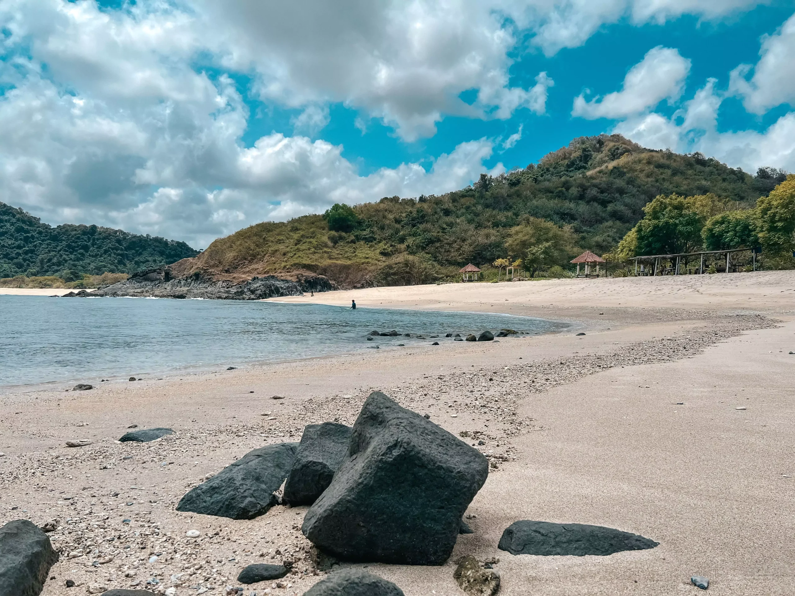 Bali ou Lombok ? Il y a plus de plages de sable blanc à Lombok, plages paradisiaques à découvrir avec l'agence de voyage MimpiGO