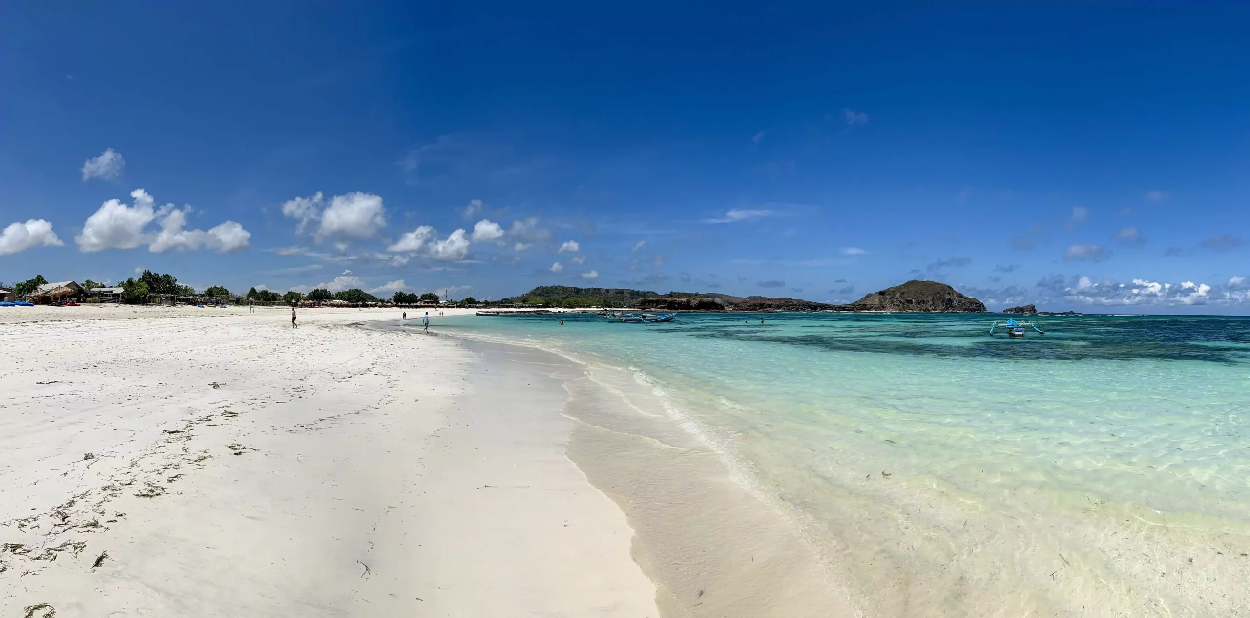 Plage de rêve du sud Lombok et son sable blanc à explorer avec l'agence de voyage locale MimpiGO