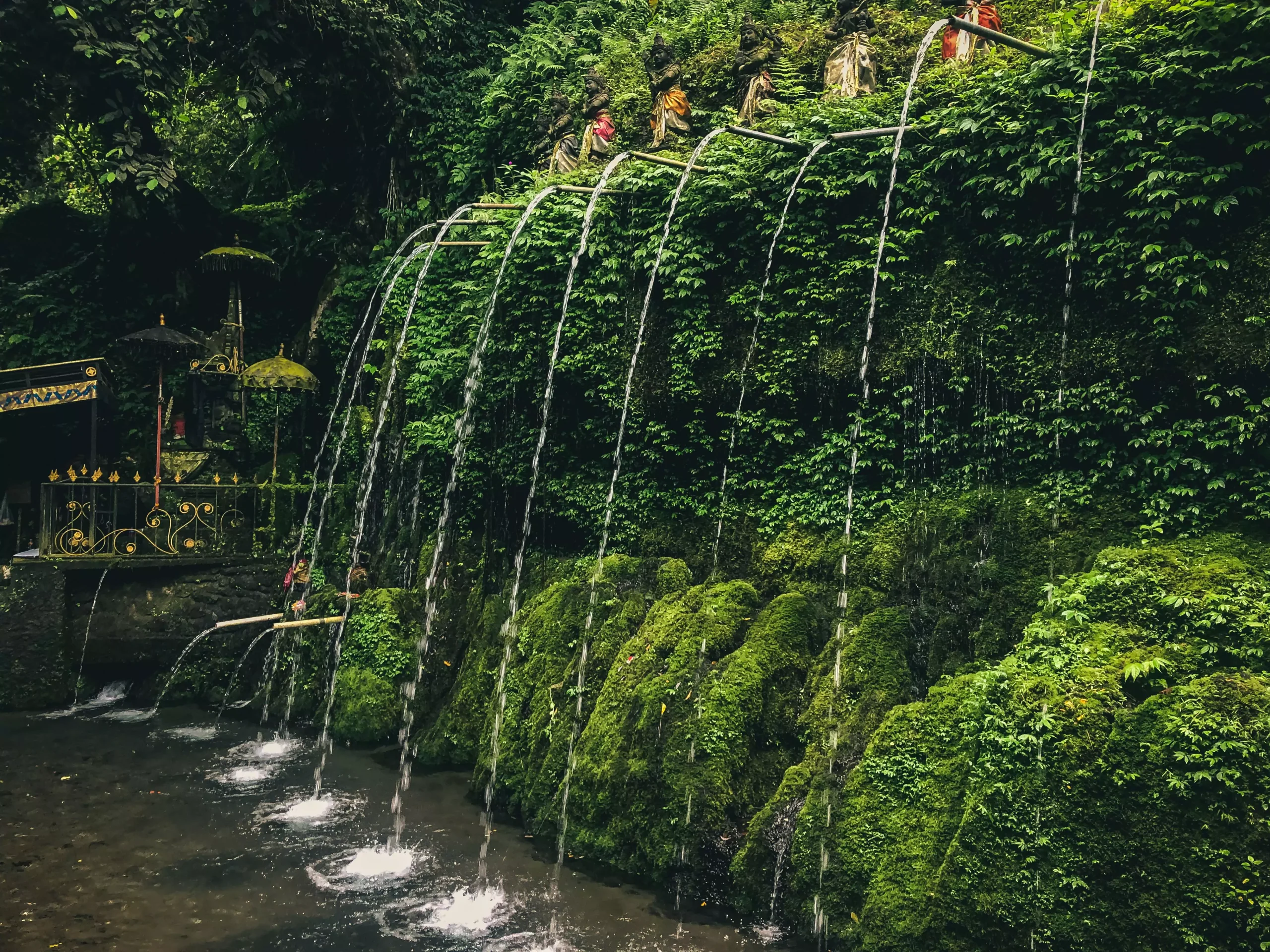 Bali ou Lombok pour la spiritualité ? Préférez Bali pour s'immerger dans la religion hindouiste et vivre l'expérience de purification dans un temple naturel loin du tourisme de masse avec l'agence de voyages MimpiGO