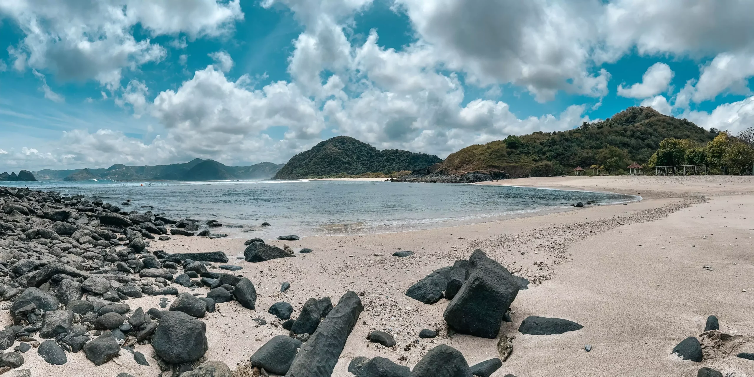 Bali ou Lombok ? Il y a plus de plages de sable blanc à Lombok, plages paradisiaques à découvrir avec l'agence de voyage MimpiGO