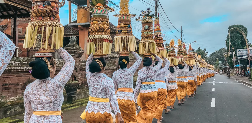 Voyager à Bali avec l'agence de voyage MimpiGO, c'est pouvoir profiter de la culture indonésienne notamment lors des processions hindouistes