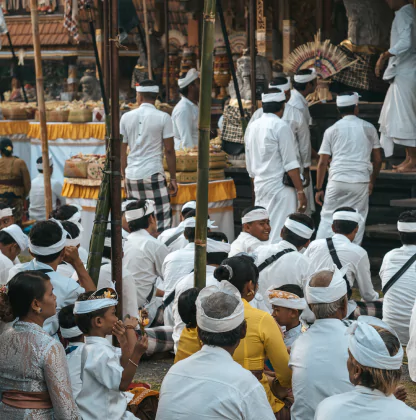 Cérémonie balinaise hindouiste à Bali. Immersion garantie grâce à l'agence de voyages locale MimpiGO