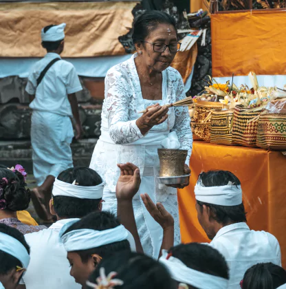 Bénédiction lors d'une cérémonie hindouiste à Bali - Agence de voyages locale MimpiGO