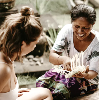 Confection d'offrandes lors d'un voyage sur mesure à Bali organisé par l'agence de voyages MimpiGO - Culture Indonésie