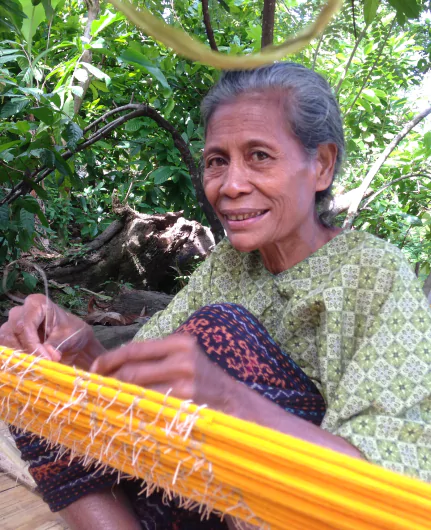 Tissage de l'ikat en voyage Flores en Indonésie avec l'agence de voyage MimpiGO.