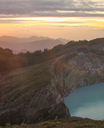 Excursion à l'incontournable volcan Kelimutu en voyage Flores avec l'agence de voyages sur mesure MimpiGO