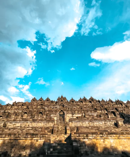 Visiter Yogyakarta à Java avec l'agence de voyage locale MimpiGO, le temple de Prambanan et le temple de Borobudur. Visites incontournables lors d'un voyage Java.