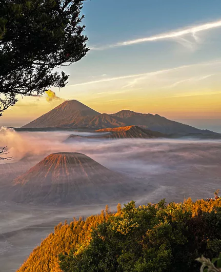 Ascension du volcan Bromo en Jeep avec l'agence de voyage Java MimpiGO. Circuit personnalisé et excursion en privatif en 4x4 au lever ou au coucher du soleil.