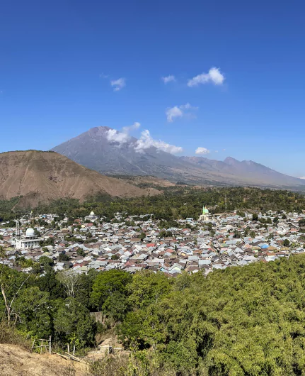 Voyage Lombok avec ascension du volcan Rinjani, cascades secrètes et artisanat avec l'agence de voyage MimpiGO