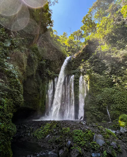 Cascades au centre de Lombok à explorer en excursion avec l'agence de voyage Lombok MimpiGO