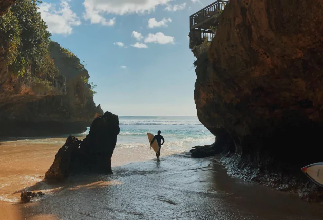 Surf à Bali plage - Cours de surf sur demande avec l'agence de voyage francophone MimpiGO