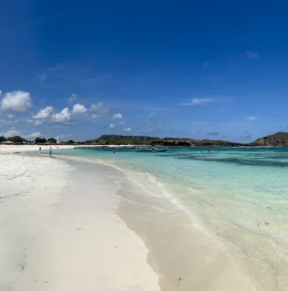 Plage de Lombok, idéale pour la farniente lors d'un circuit sur mesure en Indonésie organisé par l'agence de voyages francophone MimpiGO