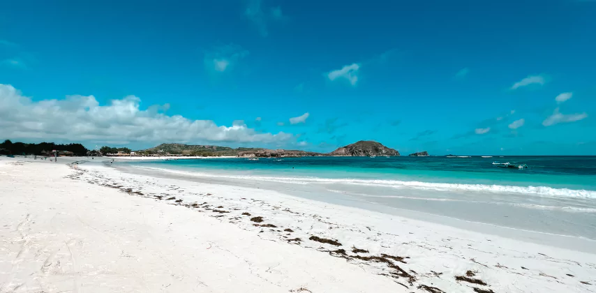 Plage de sable blanc dans le sud Lombok, étape inoubliable lors d'un voyage organisé par l'agence de voyages locale MimpiGO