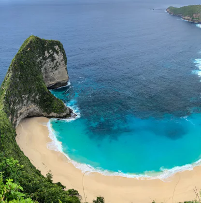 Vue emblématique de la célèbre plage de Nusa Penida - Voyage sur mesure organisé par l'agence de voyages locale MimpiGO