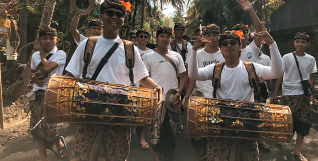 L'avantage de voyager à Bali avec une agence de voyage, c'est la facilité de participer à des cérémonies et autres rites avec la population grâce aux guides MimpiGO