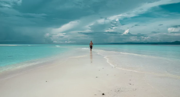 Banc de sable infini à découvrir en voyage Raja Ampat ultra personnalisé avec MimpiGO, agence de voyage en Indonésie