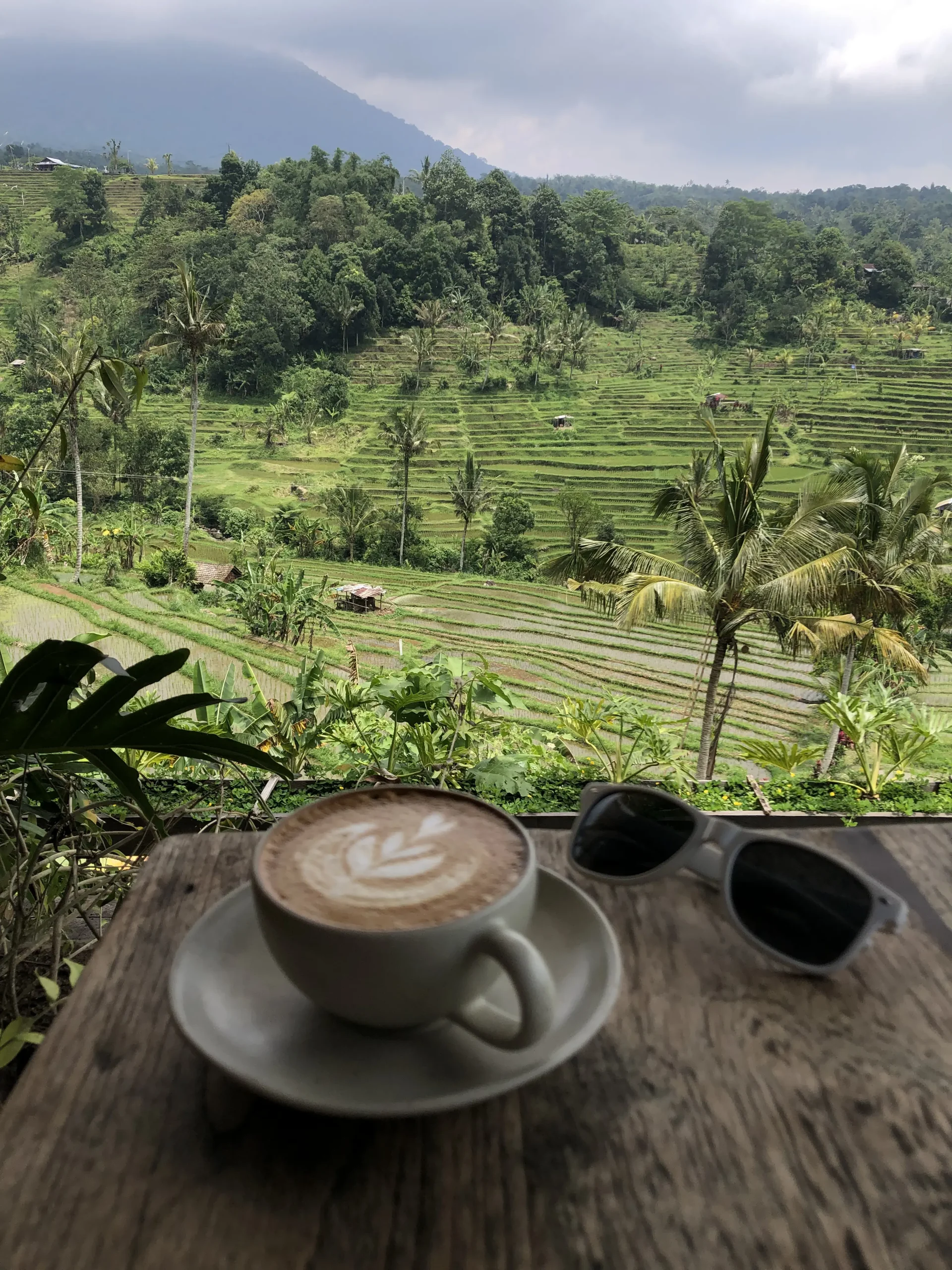 Voyager à Bali pendant la saison des pluies, c'est moins de traffic sur les routes et donc plus de temps pour la contemplation autour d'un bon café