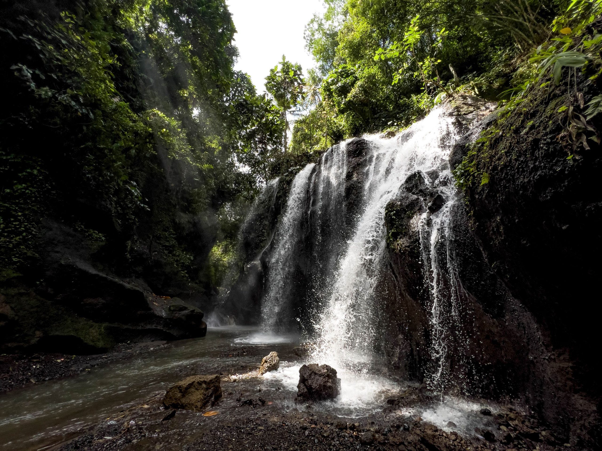 Voyager à Bali pendant la saison des pluies, c'est vivre encore plus intensément les découvertes notamment des cascades