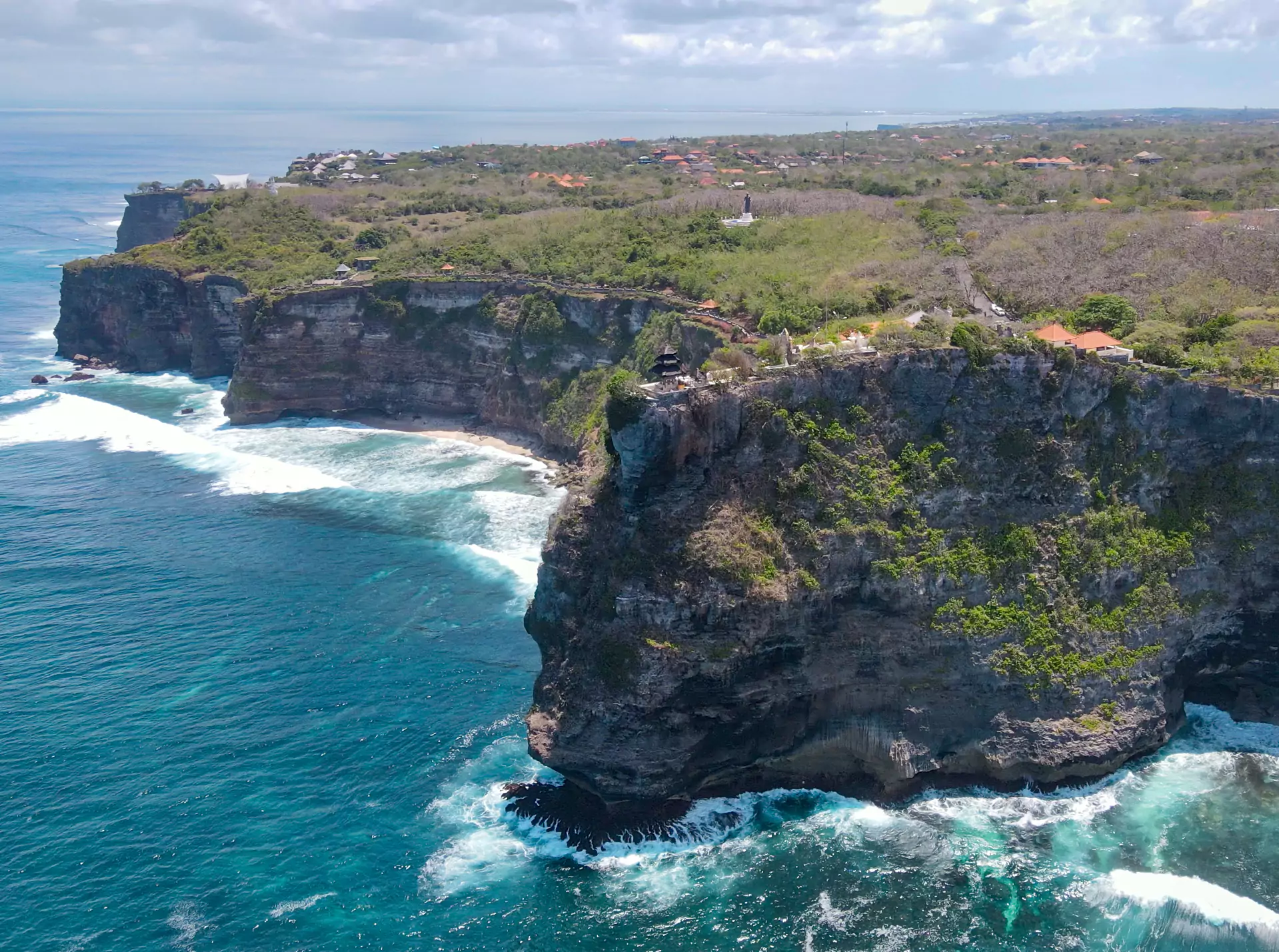 Voyager à Bali pendant la saison des pluies avec l'agence de voyages MimpiGO, c'est visiter aussi des sites incontournables sans hordes de touristes comme ici le temple d'Uluwatu.