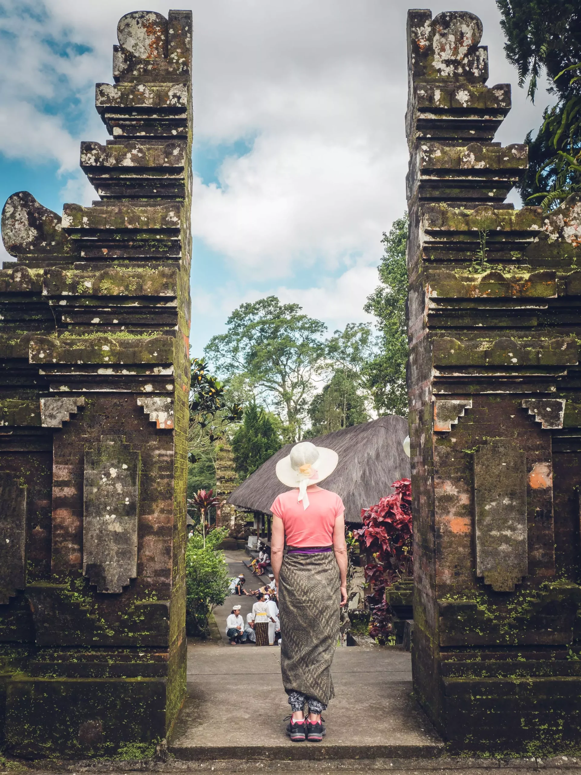 Voyager à Bali pendant la saison des pluies avec l'agence de voyage MimpiGO, c'est visiter des temples en ayant l'impression d'être seul au monde.