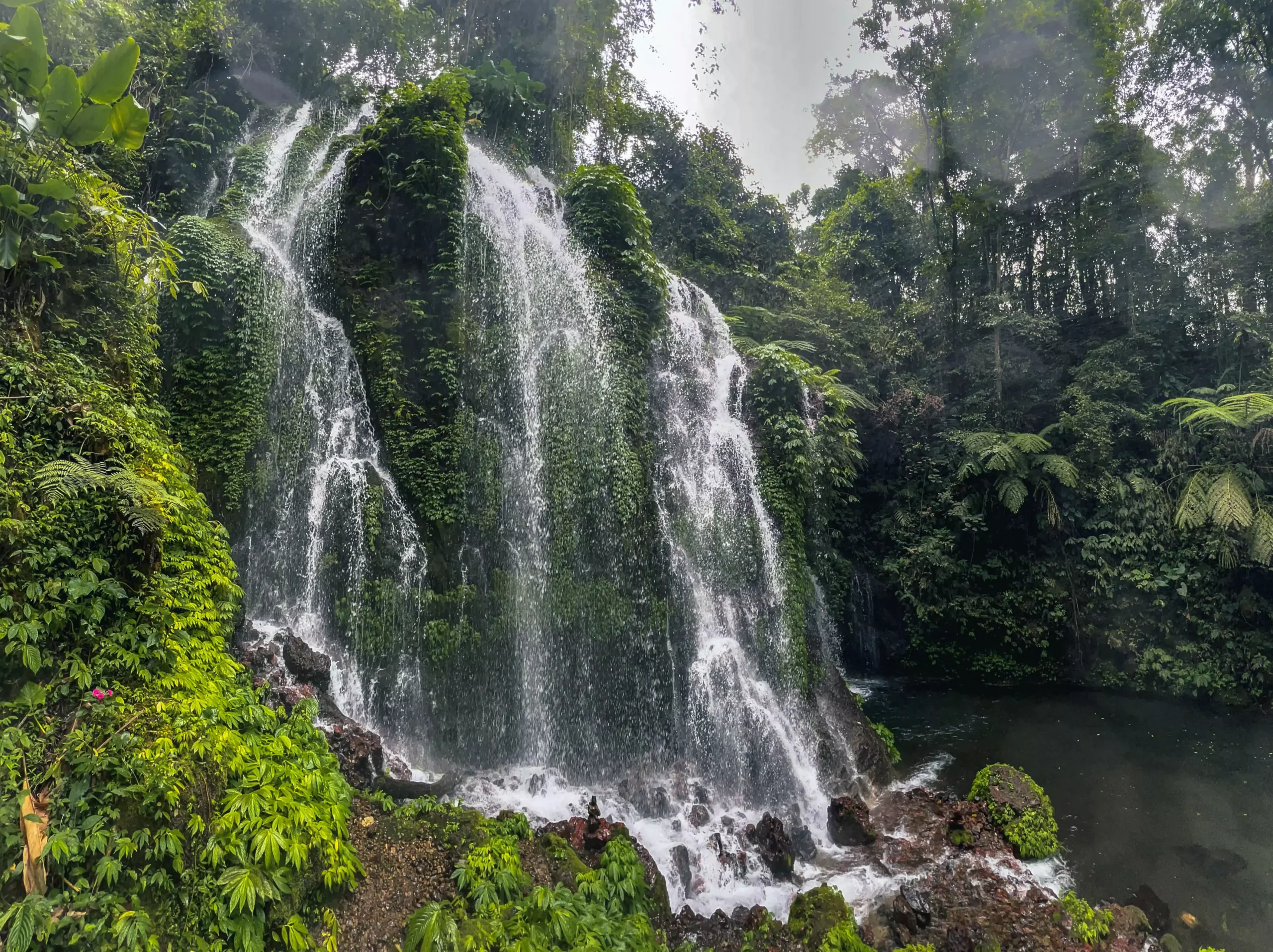 Voyager à Bali pendant la saison des pluies avec l'agence de voyages MimpiGO, c'est explorer des sublimes cascades qui sont quasi sèches en haute saison touristique.