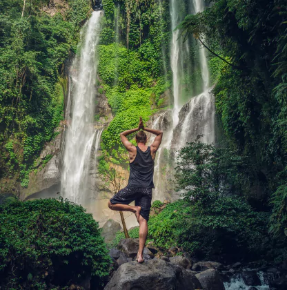 Séance de yoga devant une cascade secrète à Bali - Agence de voyage MimpiGO