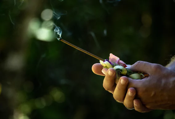 Encens lors d'une prière à Bali