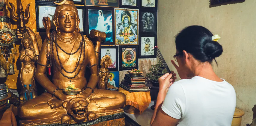 Rencontre spirituelle avec une ibu jero, une guérisseuse balinaise qui répond à vos questions existentielles, chante un mantra et vous fait un soin énergétique - Expérience exclusive de l'agence de voyage MimpiGO