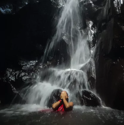 Purification dans un temple naturel sous des cascades - Spiritualité Bali