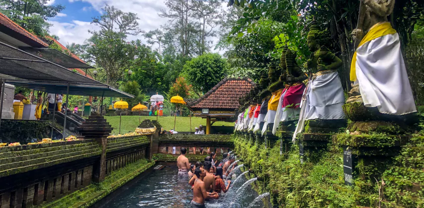 Séance de purification dans un temple confidentiel à Bali - Spiritualité Bali avec l'agence de voyages MimpiGO