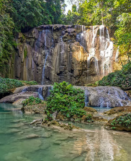 Voyage Sulawesi Aventure exclusif sur l’île de Buton en Indonésie entre grottes, forêts luxuriantes, cascades, lagons et îles paradisiaques inconnues des touristes.