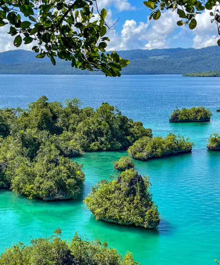 Voyage Sulawesi exclusif sur mesure sur l'île de Muna en mode camping dans la jungle à peine explorée ou sur des îlots déserts incluant la rencontre des nomades des mers les Bajo avec l'agence de voyage MimpiGO