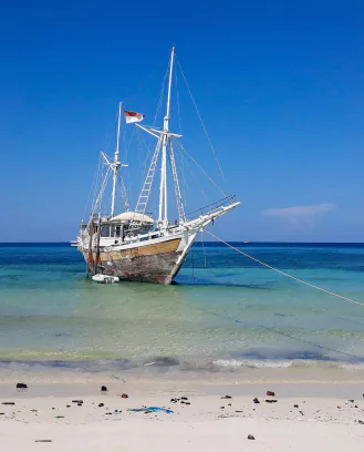 Voyage Sulawesi autrement et authentique avec la visite de Bira entre fabrication des bateaux Phinicies et plages paradisiaques avec l'agence de voyage MimpiGO