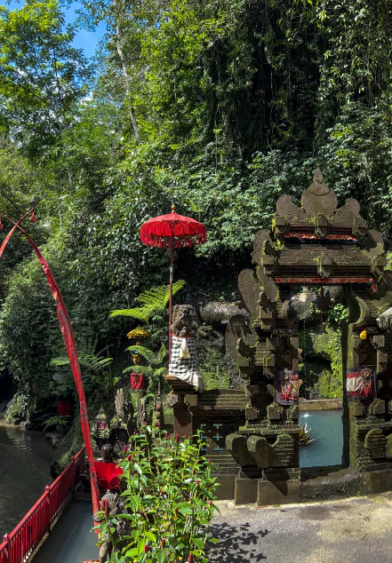 Voyage thématique Spiritualité à Bali et en Indonésie en excursions privatives et circuits sur mesure avec visites guidées de temples sacrés, purification, rencontre avec des guérisseurs, yoga, massages