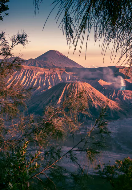 Voyage thématique Volcans en Indonésie en excursions privatives et circuits sur mesure avec ascension des volcans emblématiques du pays comme Batur, Agung, Rinjani, Kelimutu, Bromo et Ijen