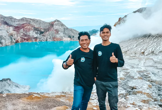 Volcan Kawah Ijen sur Java avec 2 guides de l'agence de voyages locale MimpiGO