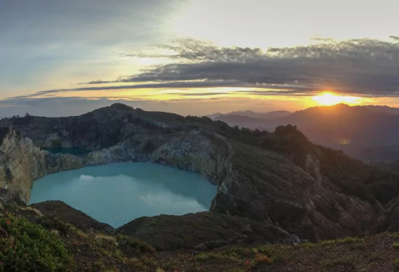 Excursion au volcan Kelimutu à Flores en Indonésie organisée par l'agence de voyage locale francophone MimpiGO