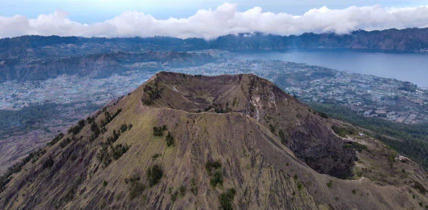 Sommet du volcan Batur à Bali et vue sur la caldeira - Excursion de l'agence de voyages locale MimpiGO