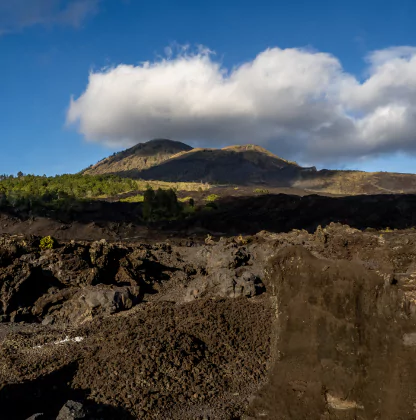 Coulées de lave au mont Batur. Exploration possible en excursion privative avec l'agence de voyages sur mesure MimpiGO