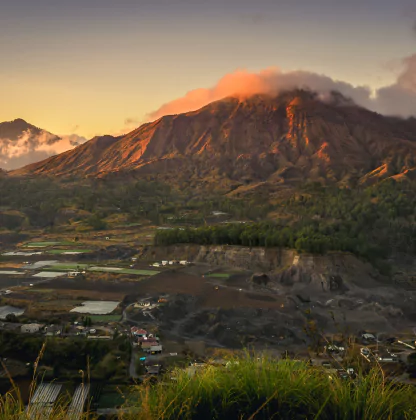 Vue sur le volcan Batur au lever du soleil depuis le haut de la caldeira - Une expérience de l'agence de voyages locale MimpiGO