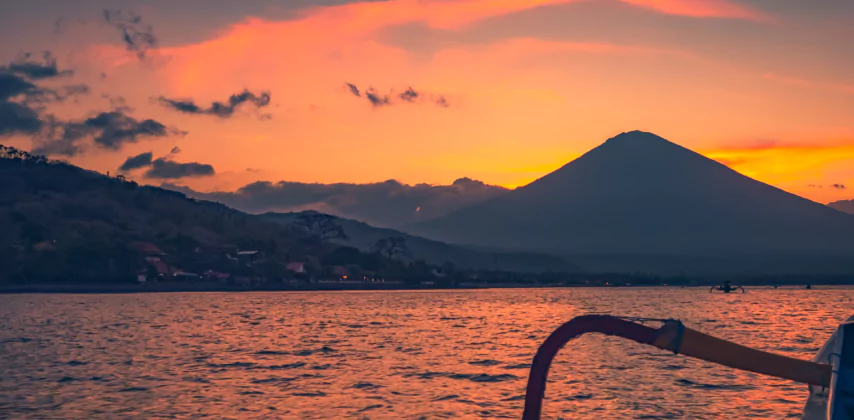 Volcan Agung vu au coucher du soleil en croisière à Amed Bali - Excursion organisée par l'agence de voyages MimpiGO