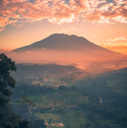 Volcan Agung vu au lever du soleil depuis les hauteurs de Sidemen Bali - Expérience insolite de l'agence de voyages locale MimpiGO