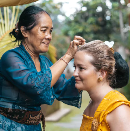 Préparation pour une cérémonie de renouvellement de voeux à Bali organisé par l'agence de voyages MimpiGO