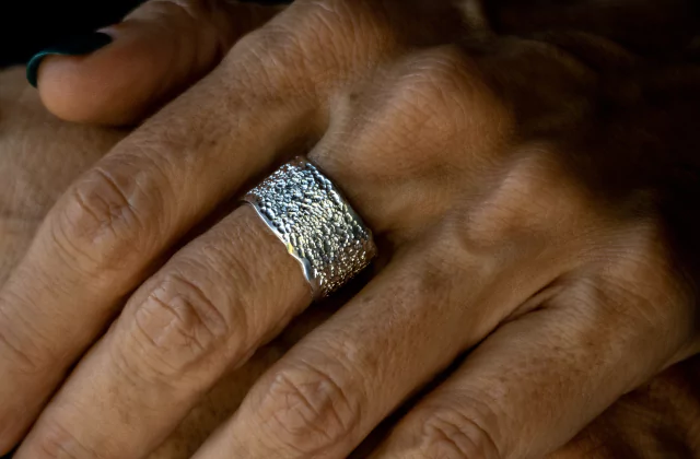 Confection d'une bague en argent, activité idéale lors d'un voyage de noces Bali organisée par l'agence de voyage sur mesure MimpiGO