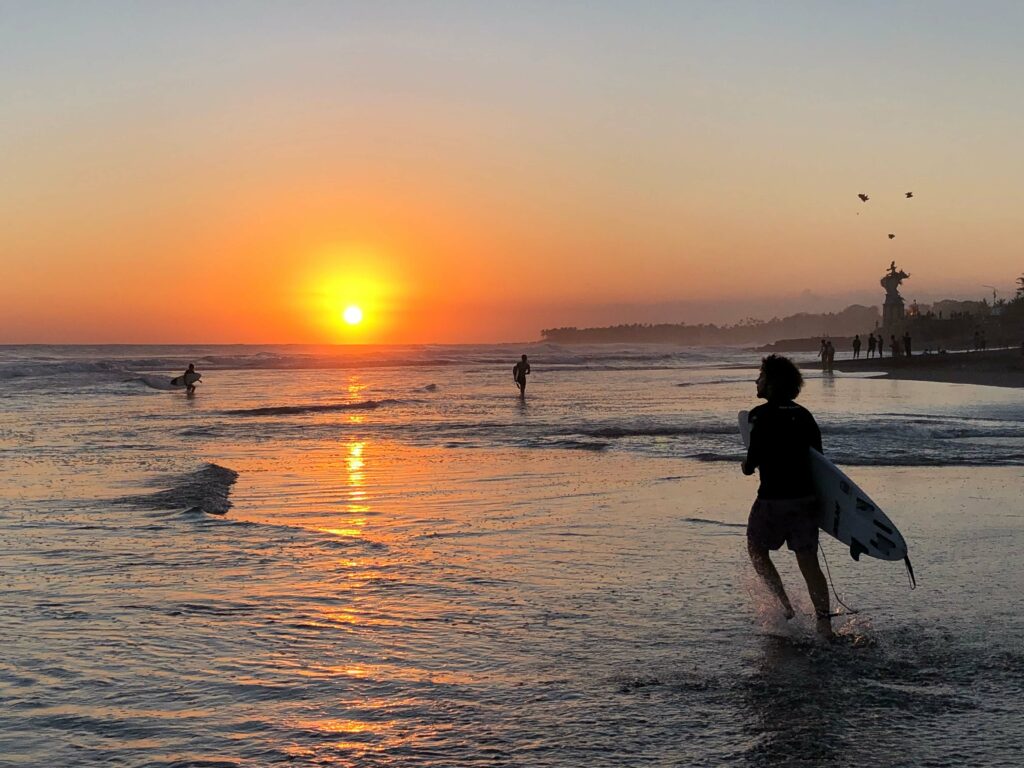 plage de canggu avec surfeur