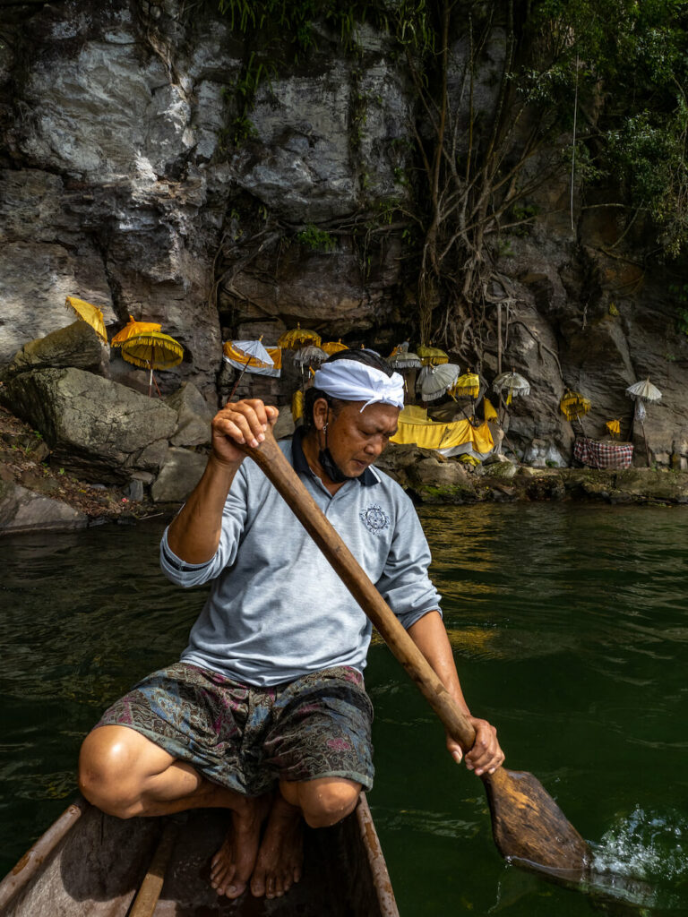 balinais naviguant sur le lac tamblingan à bali