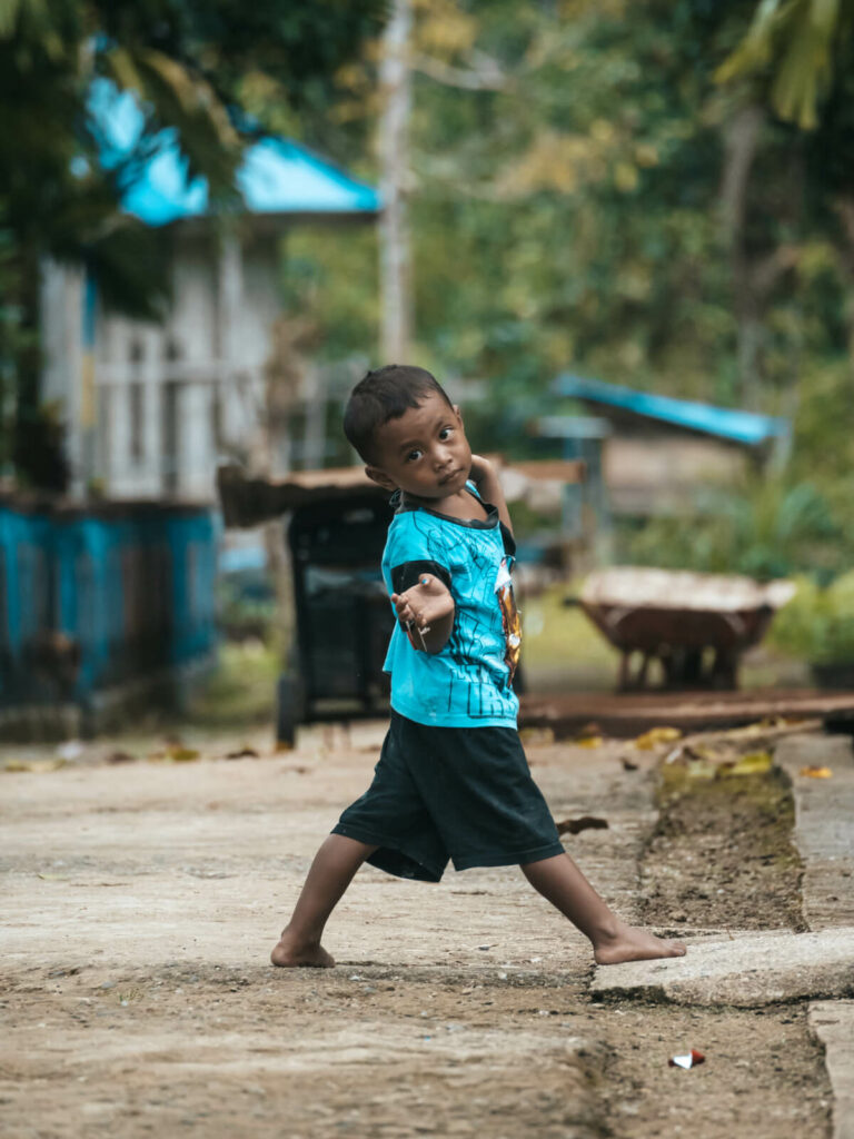 enfant dans les rues d'un village à Raja Ampat